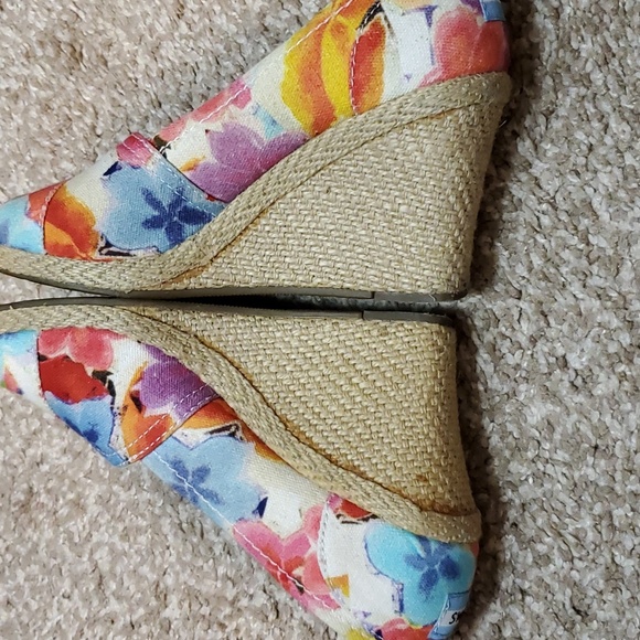 TOMS Floral Wedge Shoe Women's 6 - Picture 7 of 8